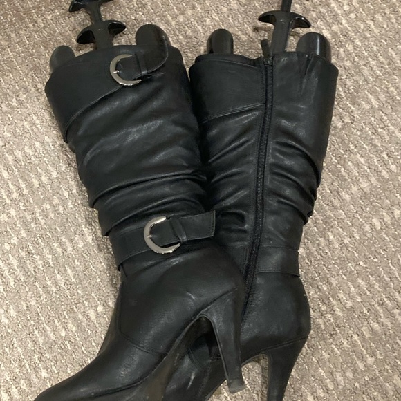 Black boots - Picture 2 of 4
